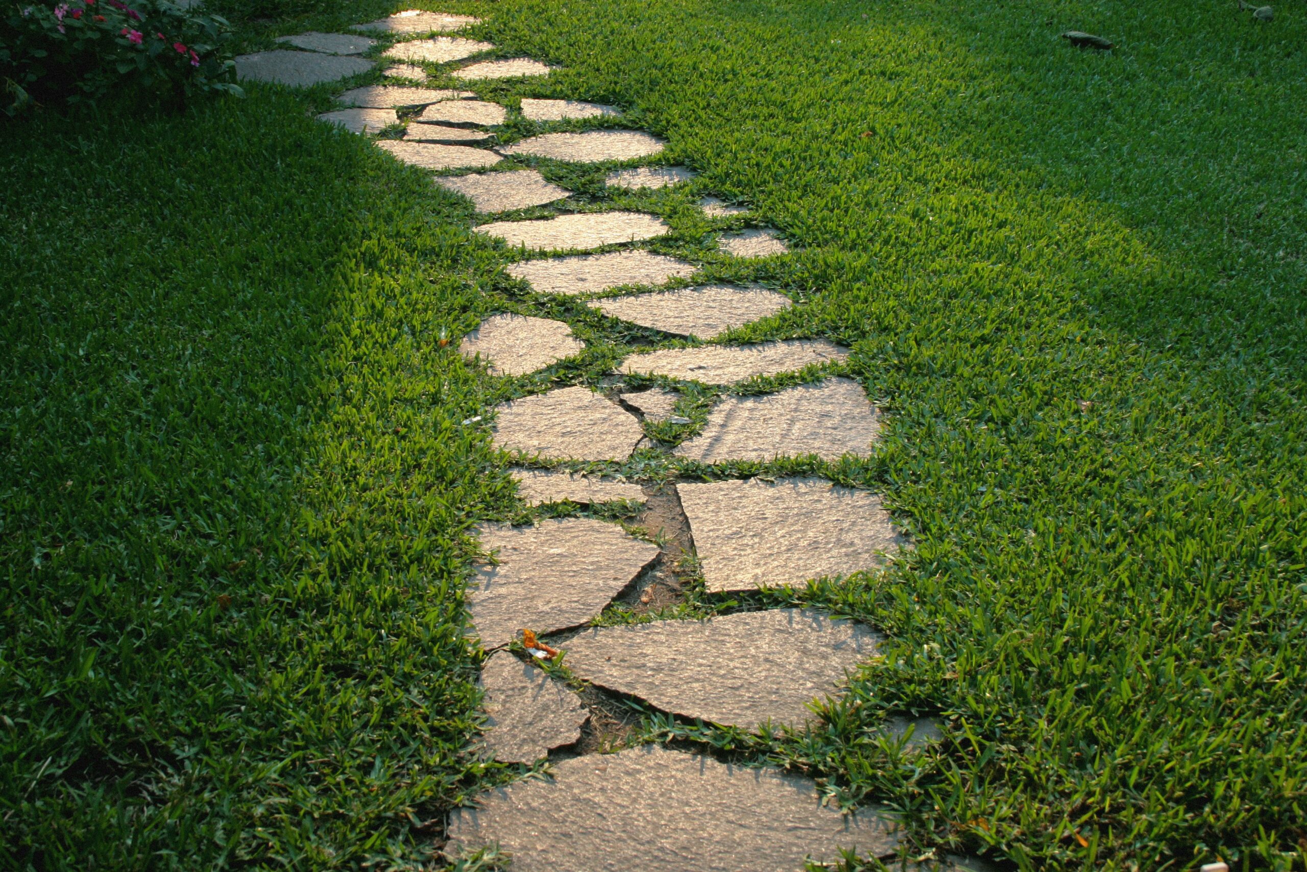 What Makes a Garden Path Look Really Good? It’s Not Just the Material